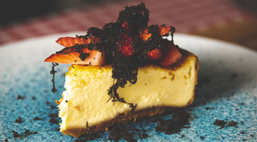 Pastel de queso con trufa negra y fresas